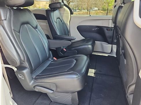 Used 2024 Chrysler Pacifica Touring-L image 14