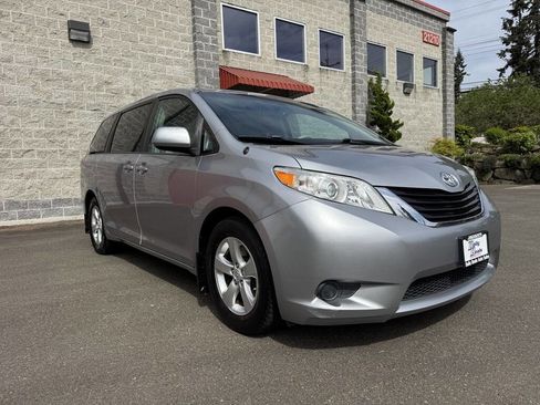 Used 2013 Toyota Sienna LE w/ Towing Pkg FWD image 7