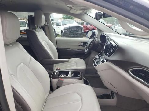 Used 2017 Chrysler Pacifica Touring-L Plus w/ Tire & Wheel Group FWD image 19