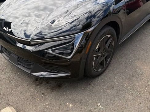 Used 2025 Kia EV6 Light w/ Light LR Technology Package RWD image 2