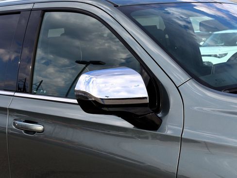 Used 2023 Chevrolet Suburban Premier image 7