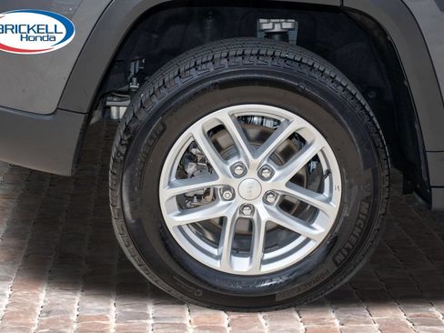 Used 2025 Jeep Grand Cherokee Laredo w/ Luxury Tech Group I RWD image 42