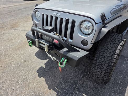 Used 2018 Jeep Wrangler Unlimited Sahara w/ Connectivity Group AWD/4WD image 12
