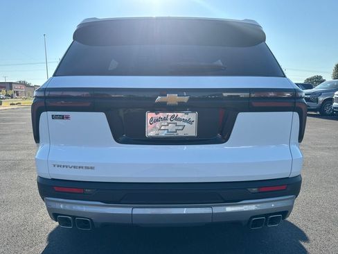 Used 2026 Chevrolet Traverse LT FWD image 5