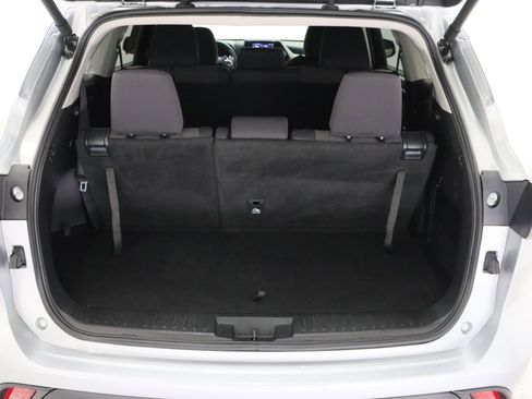 Certified 2025 Toyota Highlander LE FWD image 33