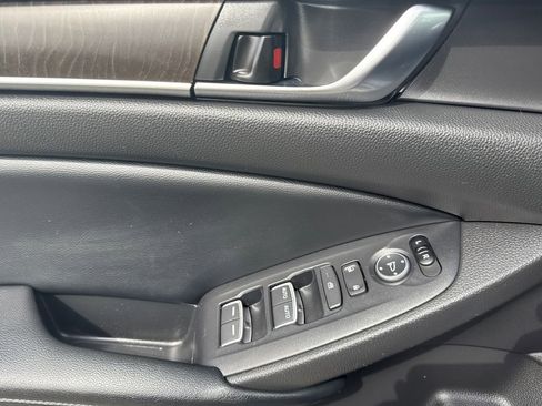 Used 2018 Honda Accord EX image 23