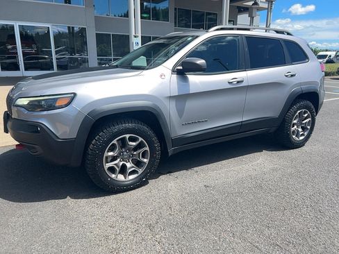 Used 2021 Jeep Cherokee Trailhawk w/ Trailer Tow Group AWD/4WD image 2