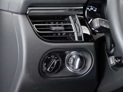 Used 2025 Porsche Macan image 12