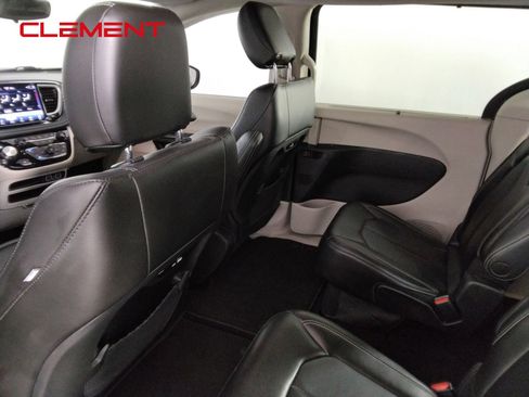 Used 2023 Chrysler Pacifica Touring-L FWD image 27
