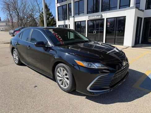 Used 2021 Toyota Camry LE FWD image 3
