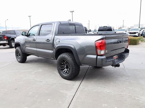 Used 2017 Toyota Tacoma TRD Off-Road image 4