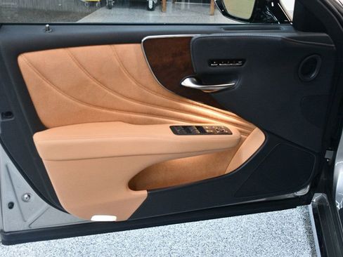 Used 2023 Lexus LS 500 w/ Accessory Package (Z2) image 22