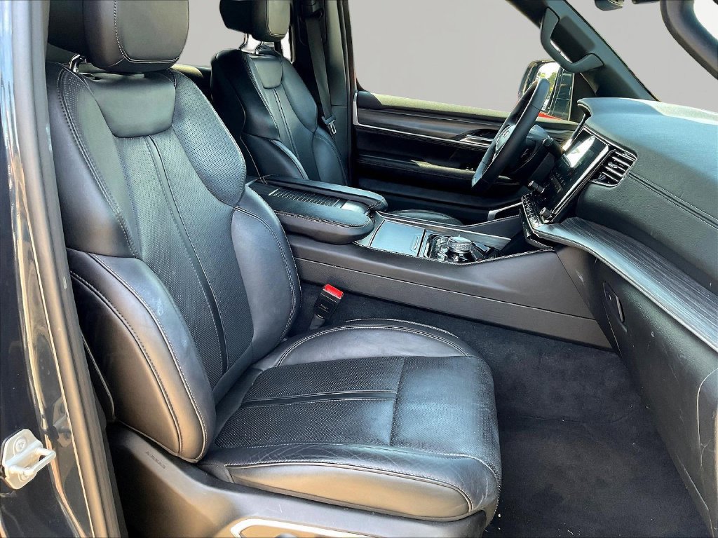 Used 2024 Jeep Wagoneer L Series III w/ Flexible Seating Group AWD/4WD image 33