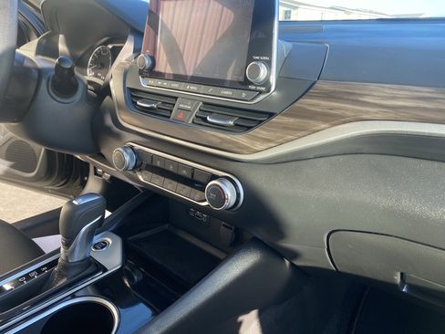 Used 2024 Nissan Altima 2.5 SV image 11