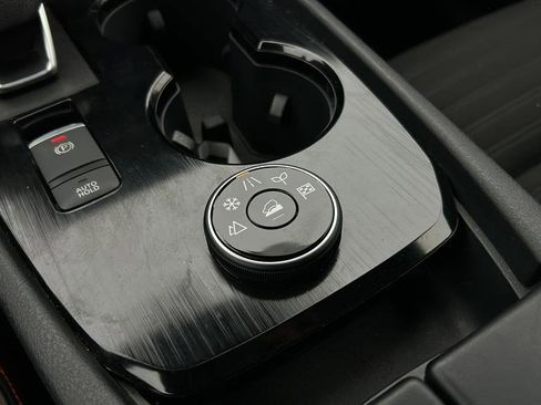 Used 2025 Nissan Rogue SV image 31