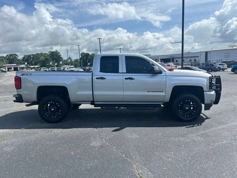 Used 2018 Chevrolet Silverado 1500 LT w/ Redline Edition AWD/4WD image 5