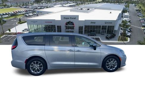Used 2023 Chrysler Pacifica Touring-L image 17