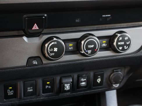 Used 2019 Toyota Tacoma TRD Sport image 26