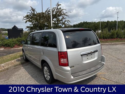 Used 2010 Chrysler Town & Country LX FWD image 5