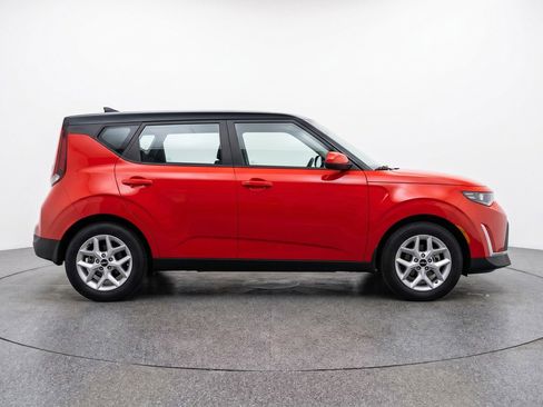 Used 2025 Kia Soul LX w/ LX Technology Package FWD image 11