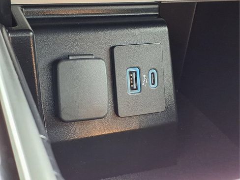 Used 2023 Ford Explorer ST-Line AWD/4WD image 22