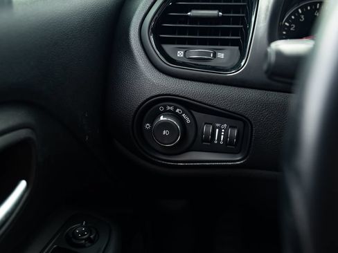 Used 2019 Jeep Renegade Altitude w/ Quick Order Package 2XM FWD image 13