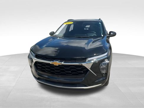 Used 2025 Chevrolet Trax LT w/ Driver Confidence Package FWD image 3