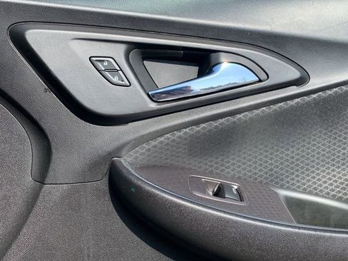 Used 2018 Chevrolet Malibu LT image 38