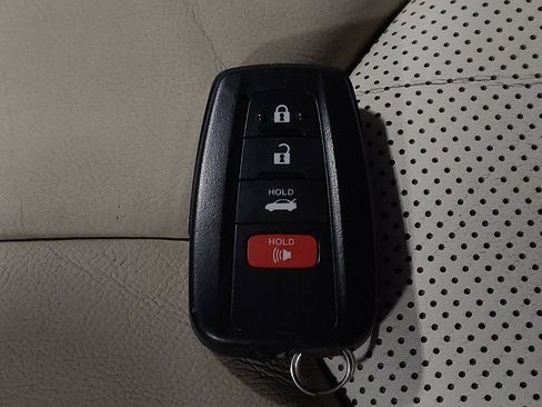 Used 2019 Toyota Camry XLE image 32