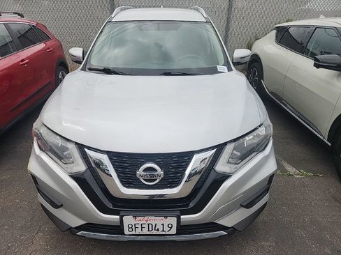 Used 2017 Nissan Rogue SV FWD image 2
