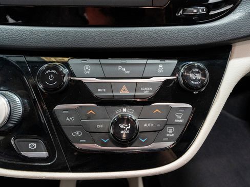 Used 2020 Chrysler Pacifica Touring-L image 19