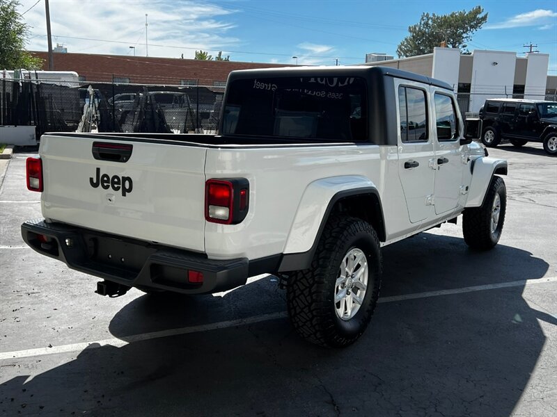 Used 2023 Jeep Gladiator Sport AWD/4WD image 9