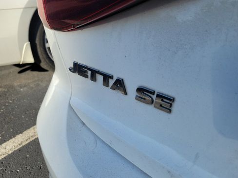 Used 2024 Volkswagen Jetta SE FWD image 9