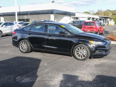 Used 2017 Ford Fusion SE FWD image 12