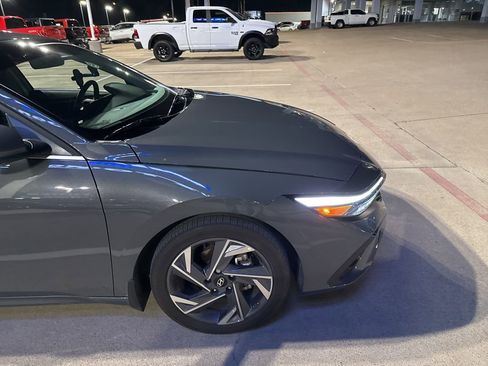 Used 2025 Hyundai Elantra Limited image 4