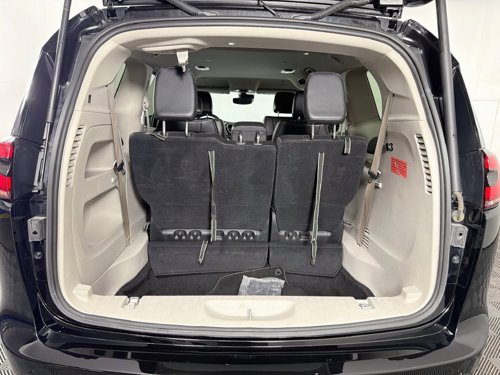 Used 2024 Chrysler Pacifica Touring-L FWD image 25