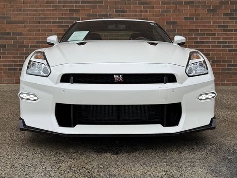 Used 2024 Nissan GT-R Premium w/ Premium Interior Package image 10