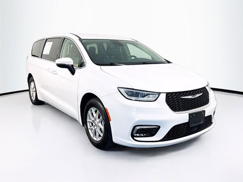 Used 2023 Chrysler Pacifica Touring-L FWD image 40
