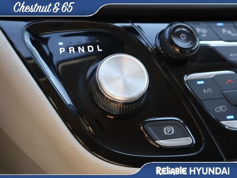 Used 2023 Chrysler Pacifica Touring-L AWD/4WD image 32