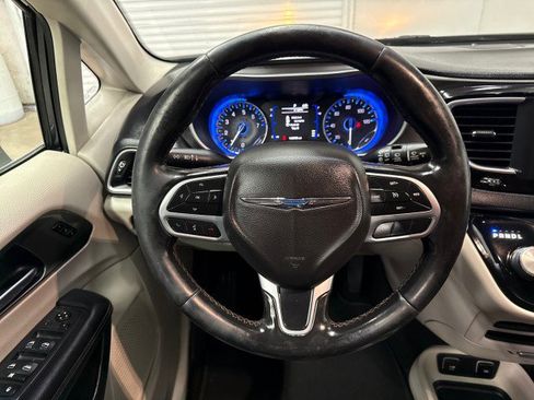 Used 2020 Chrysler Pacifica Touring-L image 16