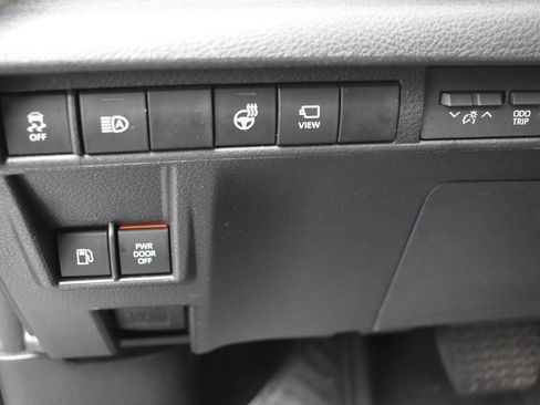 Used 2023 Toyota Sienna Platinum image 12