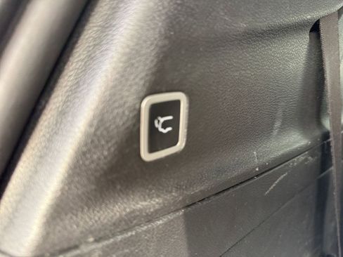 Used 2025 Chrysler Pacifica Limited image 24