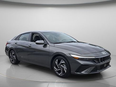 Certified 2025 Hyundai Elantra SEL FWD image 9