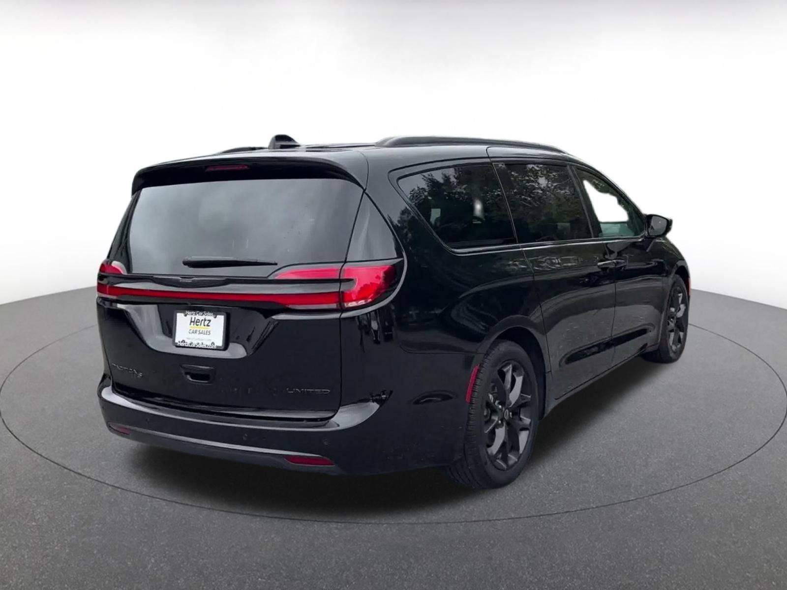 Used 2025 Chrysler Pacifica Limited FWD image 12