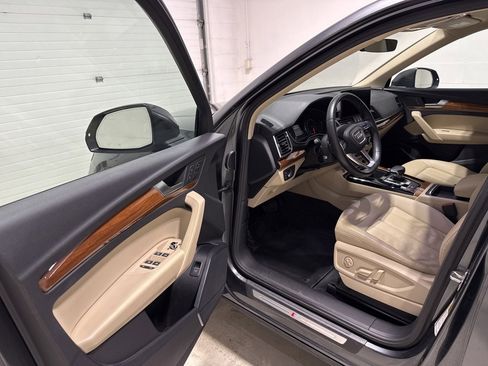 Used 2022 Audi Q5 2.0T Premium w/ Convenience Package image 9