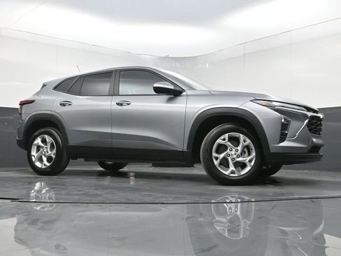 Used 2025 Chevrolet Trax LS w/ LS Convenience Package image 29