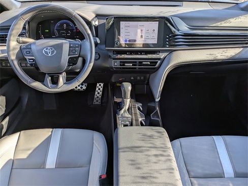 Used 2025 Toyota Camry SE image 13
