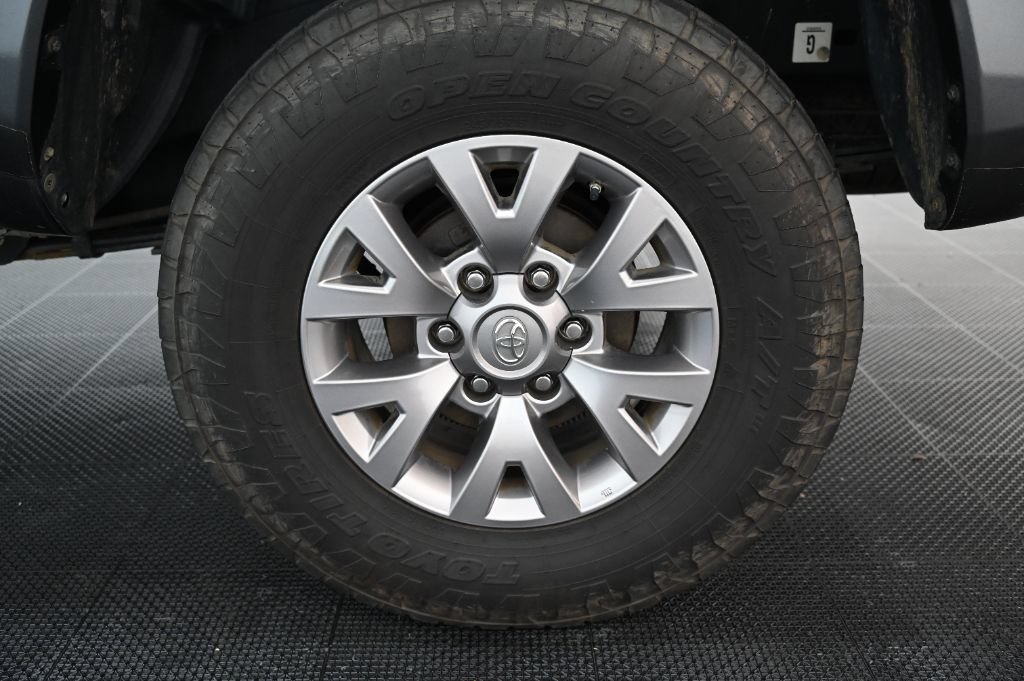 Used 2018 Toyota Tacoma SR5 AWD/4WD image 39