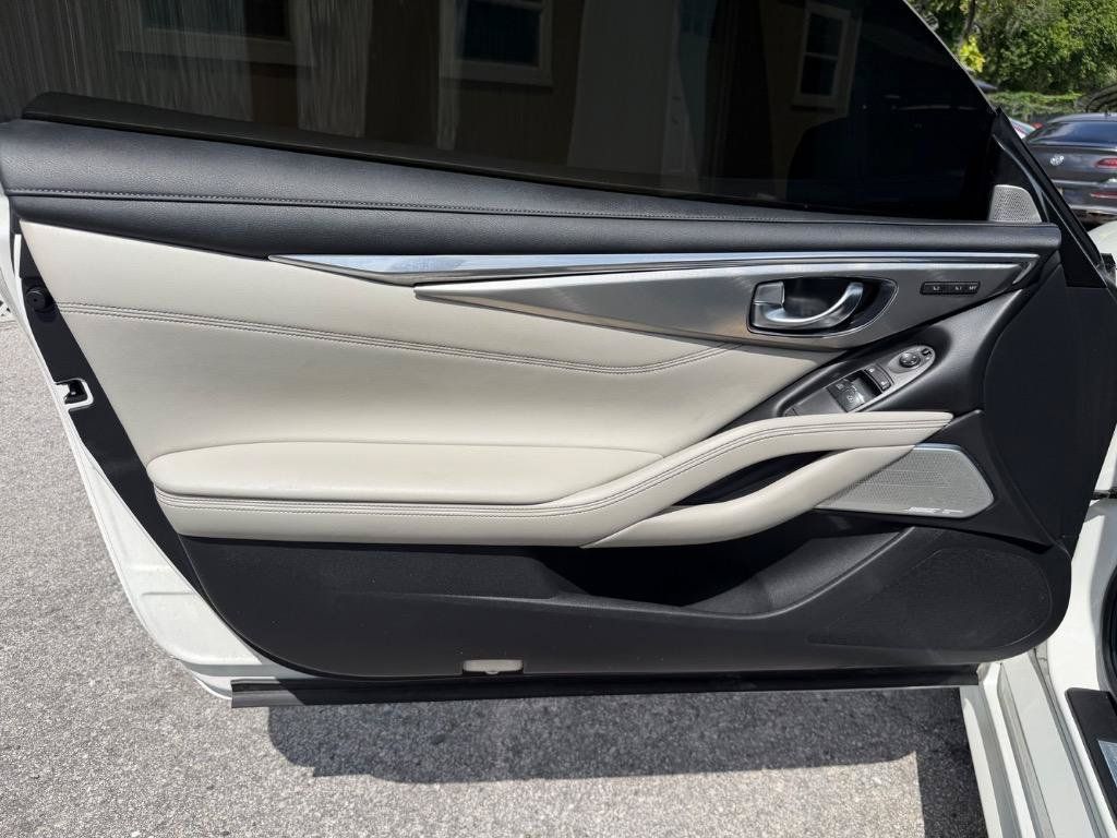 Used 2018 INFINITI Q60 2.0t w/ Sensory Package 2.0T Luxe RWD image 12