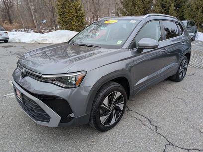 Used 2025 Volkswagen Taos SE w/ Panoramic Sunroof Package